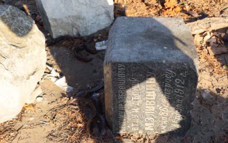 Вандалы использовали еврейские надгробия для пикника в Мелитополе
